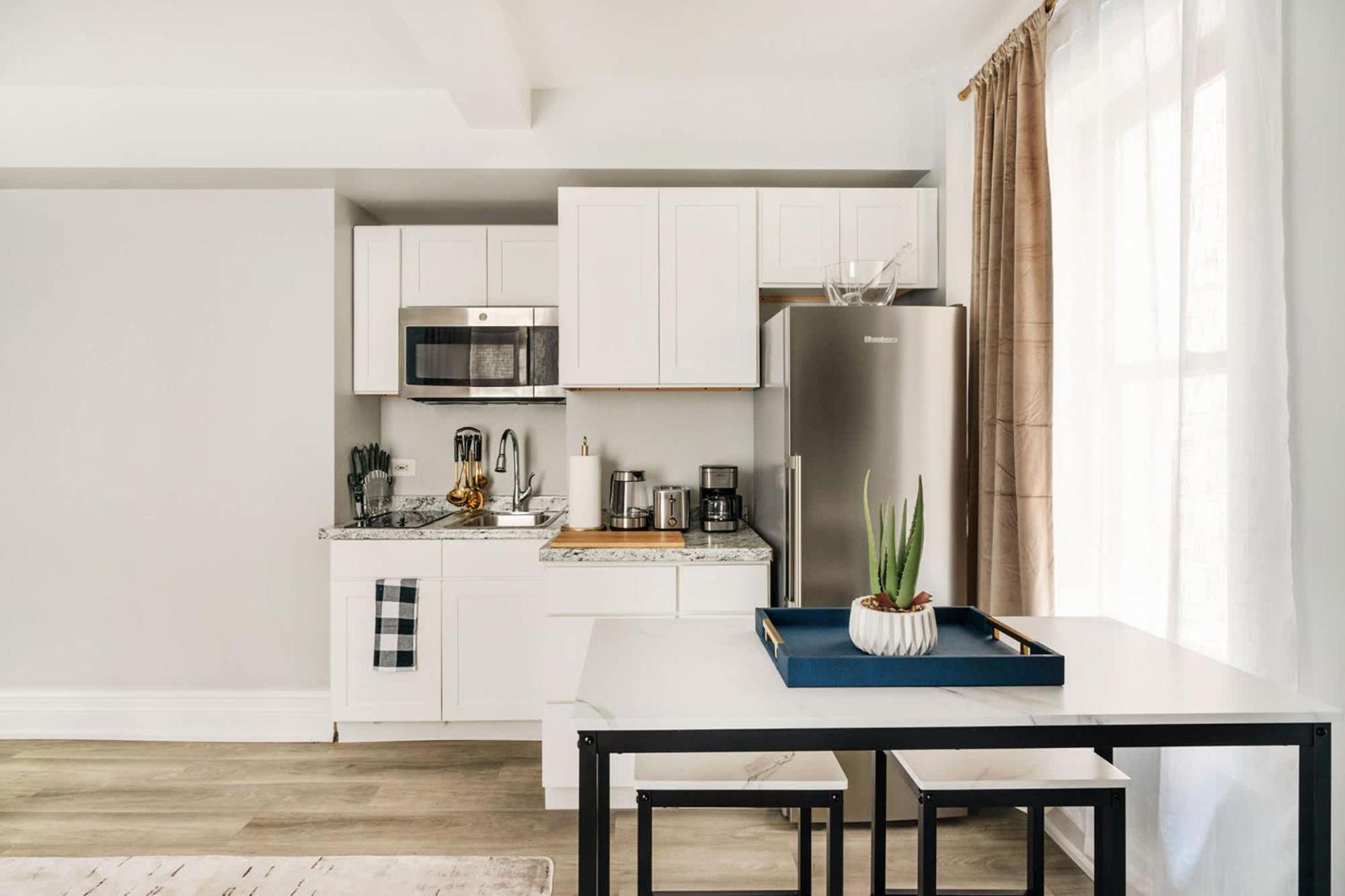 73-1406 New 1br 1bth Uws Doorman Gym Appartement *